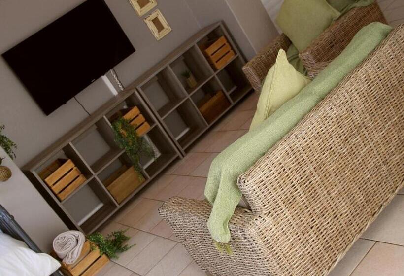 Семейный Номер, Nine On Uys Street B & B