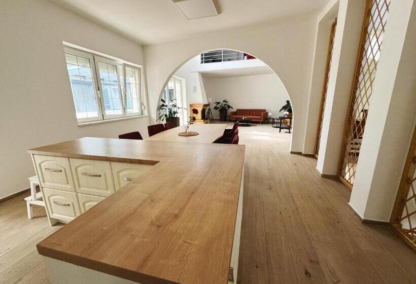 Quarto Estandar, Biomade