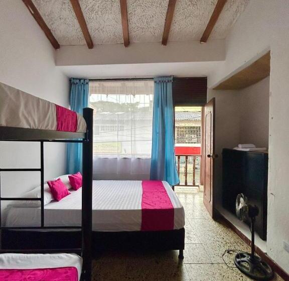 Четырехместный Номер Стандарт с Балконом, Casa Hotelgitanos