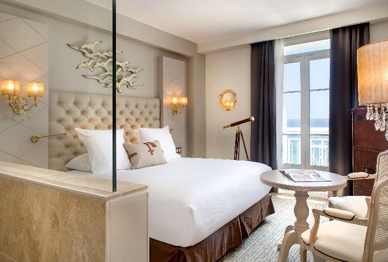 Номер Deluxe Вид на Море, Grand Hotel Des Sablettes Plage, Curio Collection By Hilton