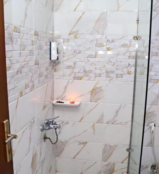 اتاق استاندارد با چشم‌انداز باغ, Luca Pyramids Inn