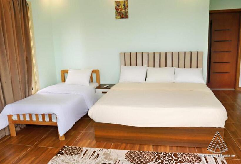 اتاق سوپریور سه تخته, Luca Pyramids Inn