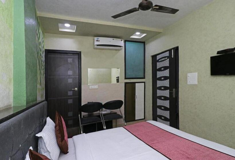 חדר קלאסי לשלושה, Super Oyo Hotel Myraa