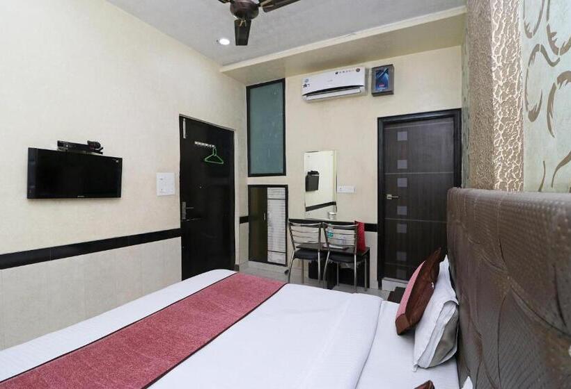 חדר קלאסי לשלושה, Super Oyo Hotel Myraa