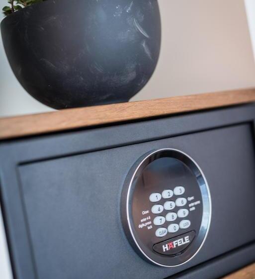 غرفة تنفيذية, Melchior Park