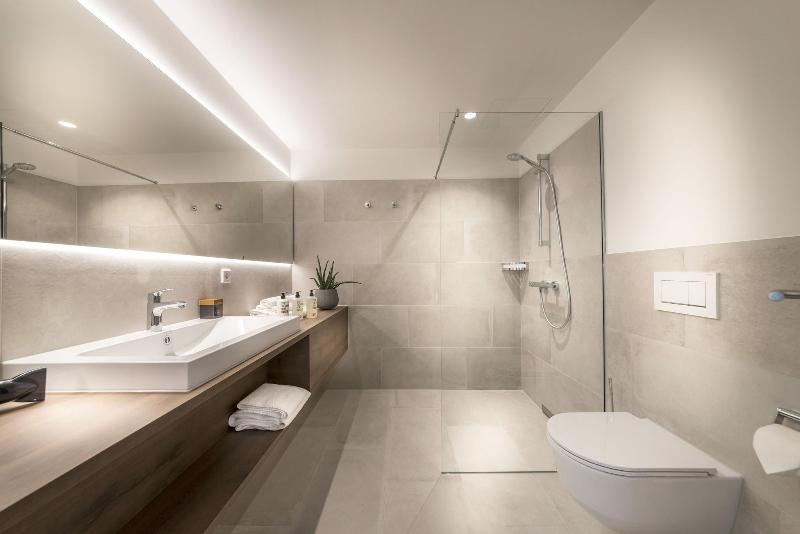 جناح جونيور, Melchior Park