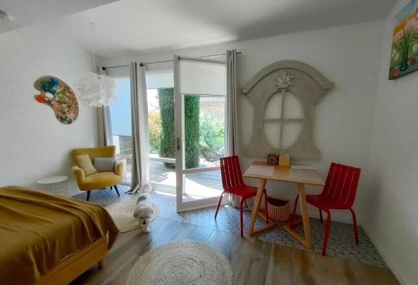 Трехместный Номер Стандарт Вид на Бассейн, Villa Cabrida