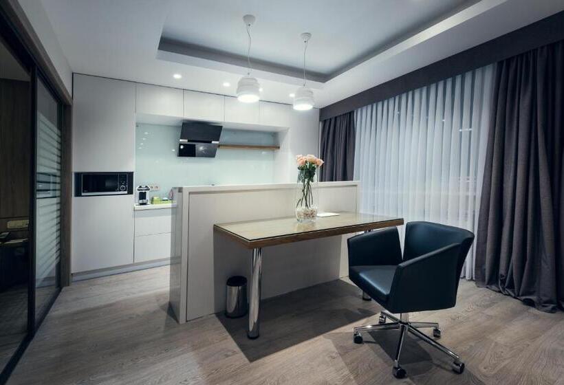 Suíte Cama King, Wyndham Garden Astana