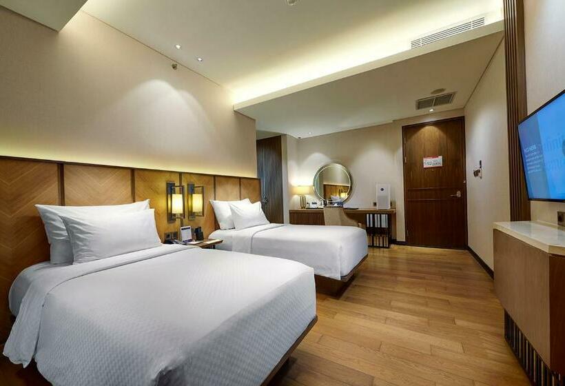 Номер Deluxe, Golden Tulip Holland Resort Batu
