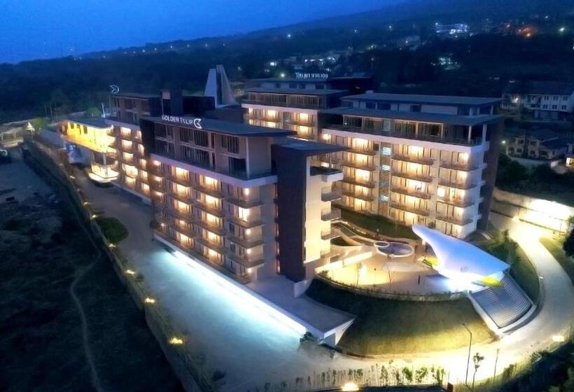 Номер Премиум, Golden Tulip Holland Resort Batu