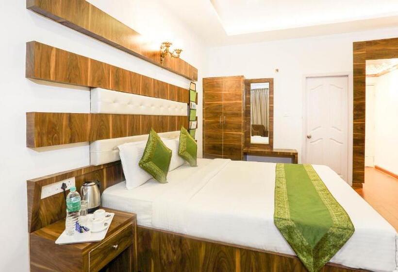 Номер Deluxe, Treebo Skydale Inn & Suites With Mountain View
