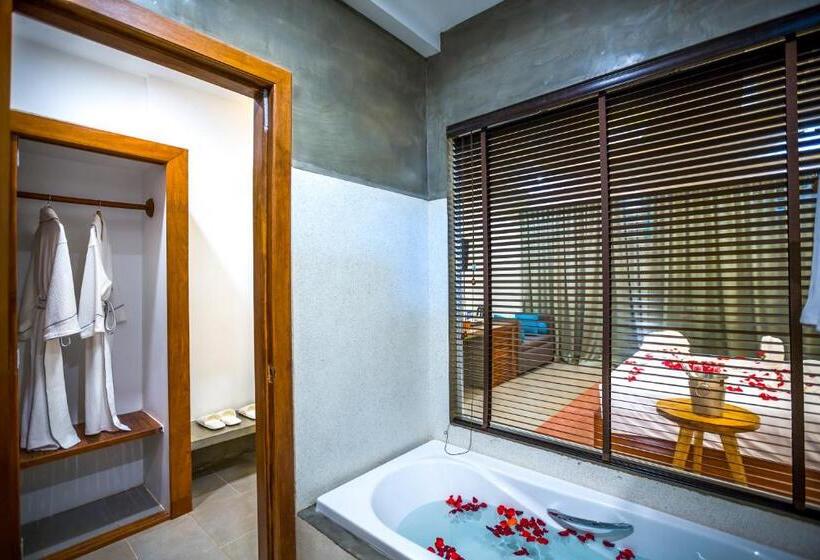 غرفة ديلوكس مطلة على حمام السباحة, The Tito Suite Residence