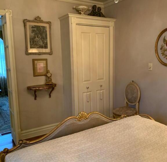Президентский Люкс, Russell Manor Bed & Breakfast