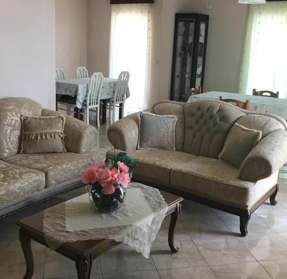 اتاق خانوادگی, Vila Kafe