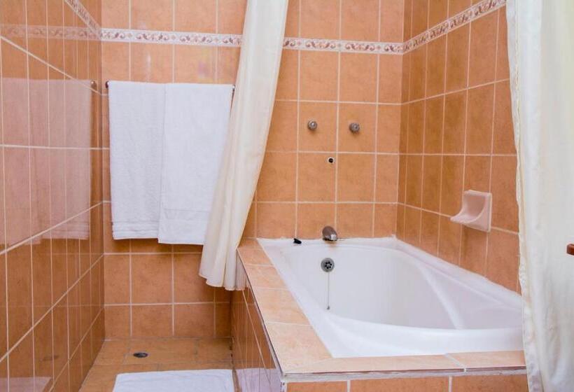 اتاق لوکس, Windjammer International Cuisine & Comfort Inn