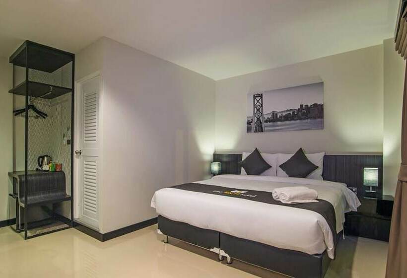 Quarto Estandar, The Rich Sotel