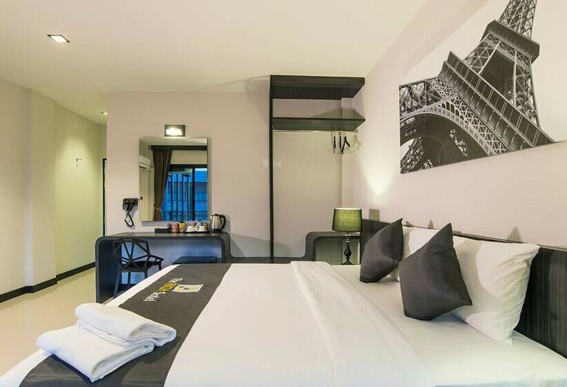 Quarto Estandar, The Rich Sotel