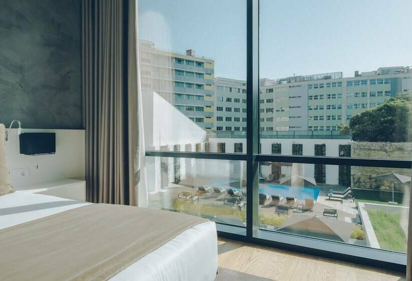 اتاق استاندارد با چشم‌انداز استخر, Iberostar  Selection Lisboa