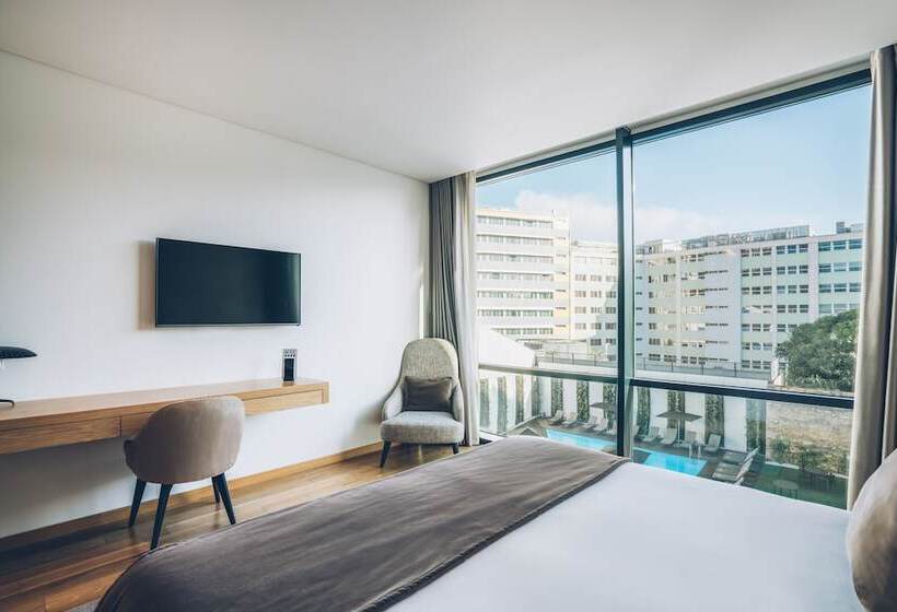 اتاق استاندارد با چشم‌انداز استخر, Iberostar  Selection Lisboa
