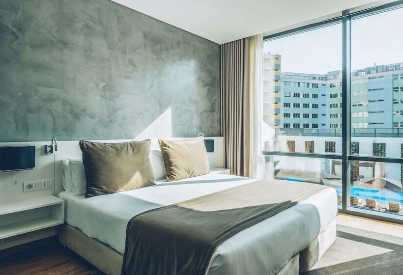 اتاق استاندارد با چشم‌انداز استخر, Iberostar  Selection Lisboa