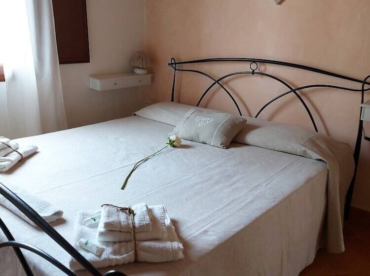 اتاق استاندارد سه تخته با چشم‌انداز باغ, B&b Su Donnigheddu