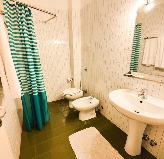 스탠다드 트리플 룸, Albergo B&b Tenesi