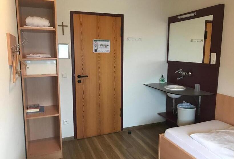 标准单人间, Jugendhaus Michaelsberg