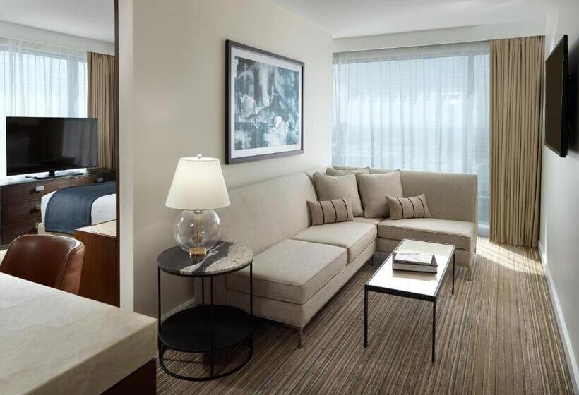 带大床的套房, Omni Frisco At The Star