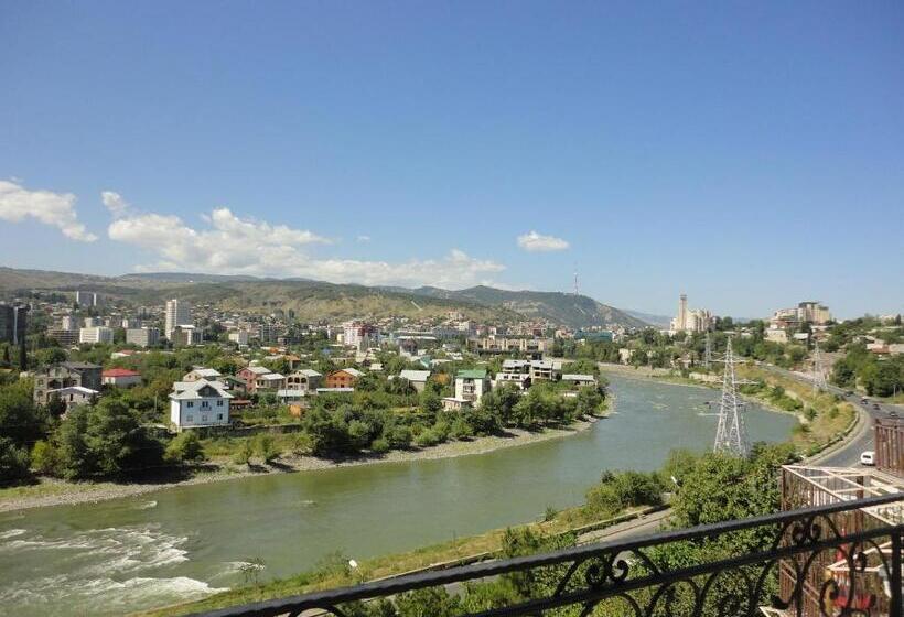 اتاق خانوادگی, Richi G A