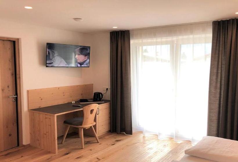 اتاق لوکس با بالکن, B&b Obermair