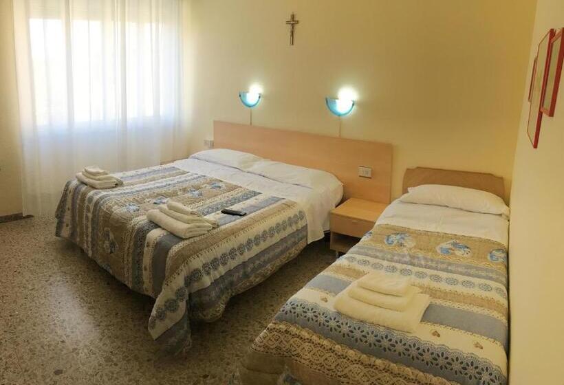 Habitación Triple Estándar, Casa Diomira