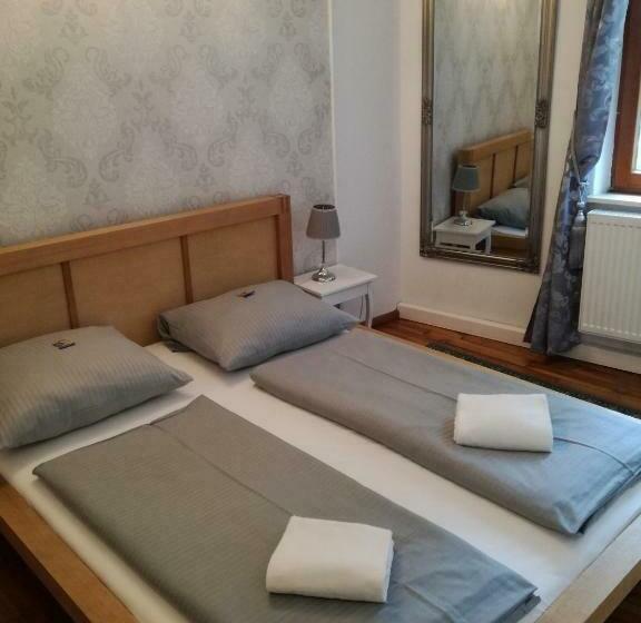 Quarto Estandar, Castle