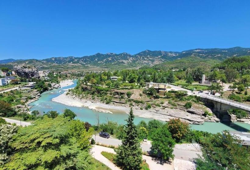 اتاق لوکس خانوادگی, Alvero
