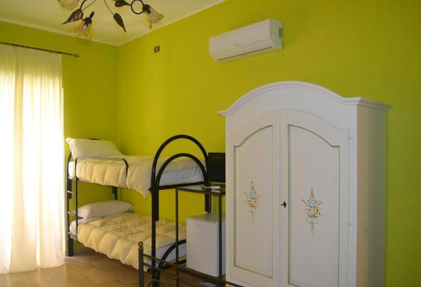 اتاق استاندارد چهار تخته, La Marinella