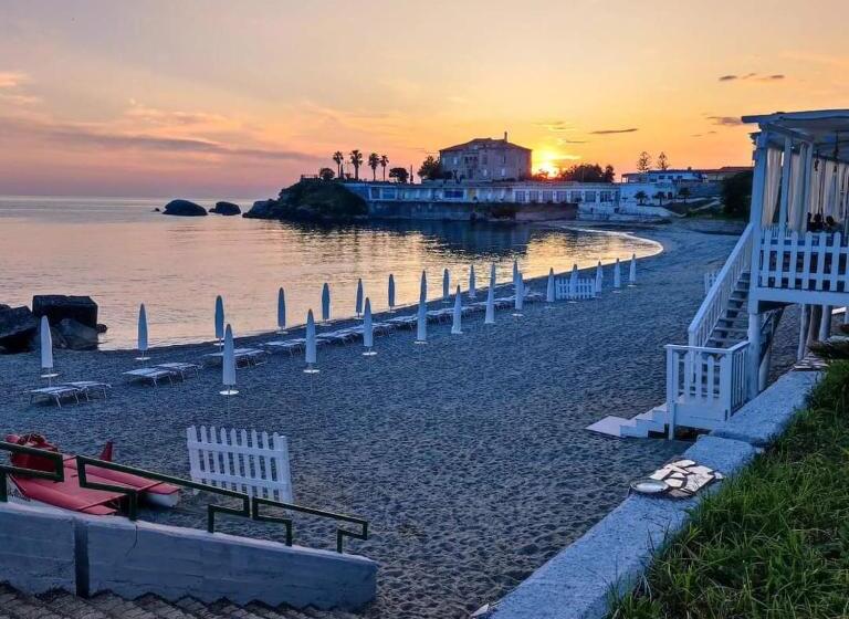 اتاق استاندارد چهار تخته, La Marinella