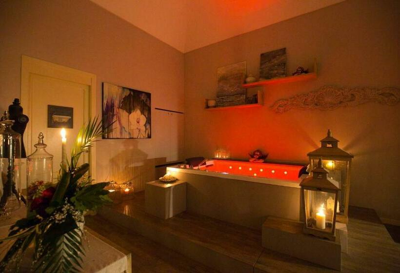 اتاق لوکس با وان آب گرم, Corte Rossetti Le Dimore Luxury B&b