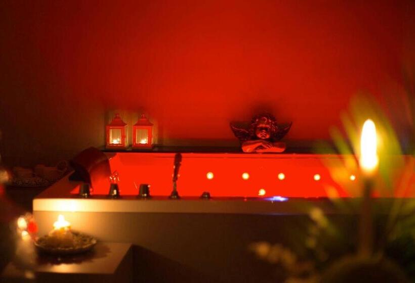 اتاق لوکس با وان آب گرم, Corte Rossetti Le Dimore Luxury B&b
