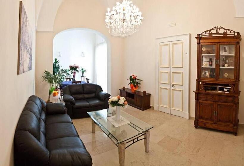 اتاق سه‌نفرۀ استاندارد با سرویس بهداشتی بیرون از اتاق, Palazzo Volta Boutique Luxury B&b