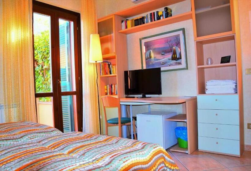 اتاق استاندارد سه تخته با بالکن, B&b Sedici Pini
