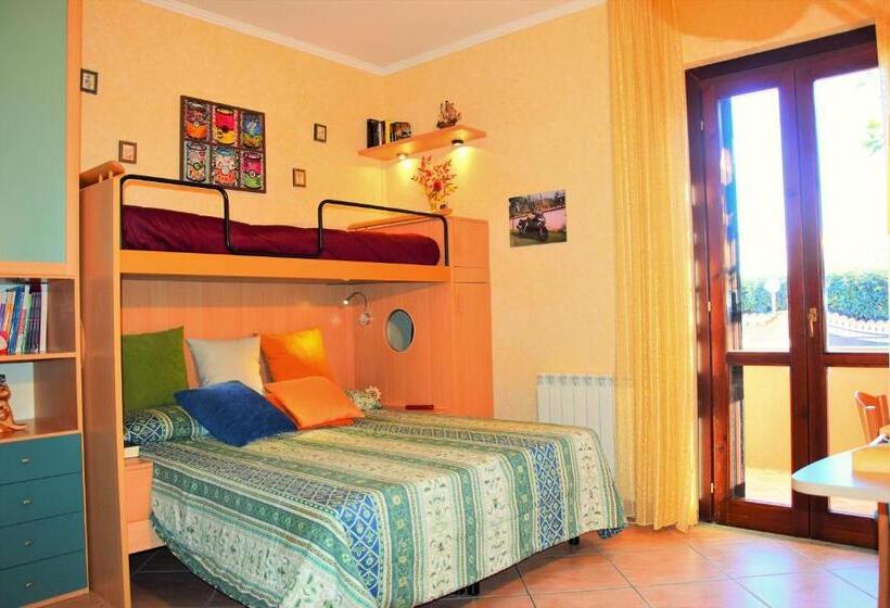 اتاق استاندارد سه تخته با بالکن, B&b Sedici Pini