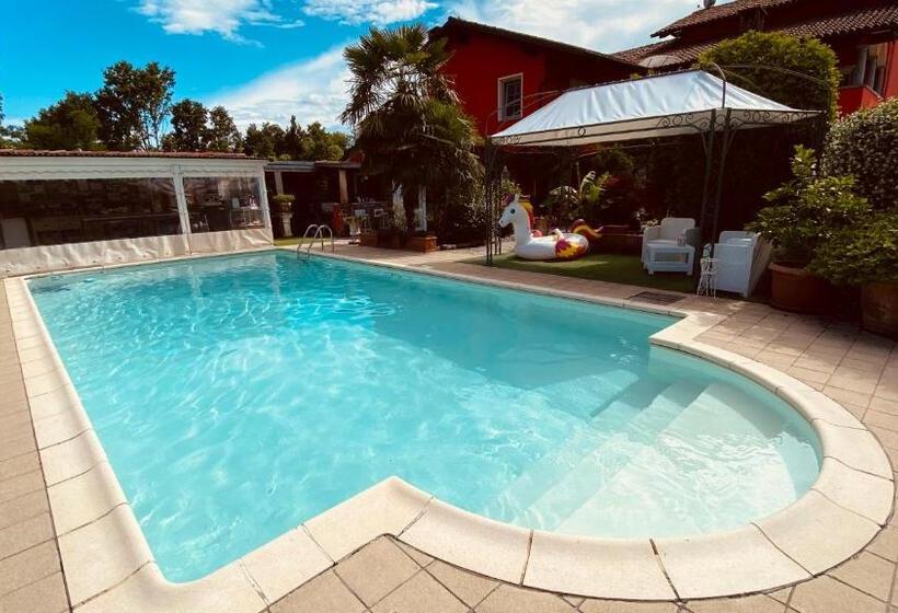 اتاق خانوادگی با چشم‌انداز استخر, B&b Villa Botto