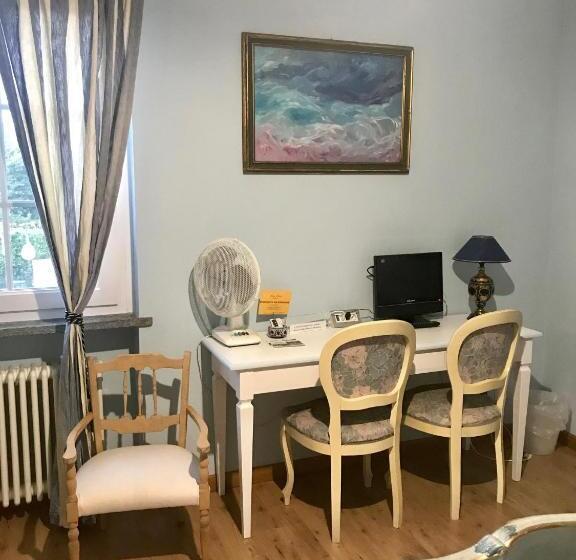 اتاق خانوادگی با چشم‌انداز استخر, B&b Villa Botto