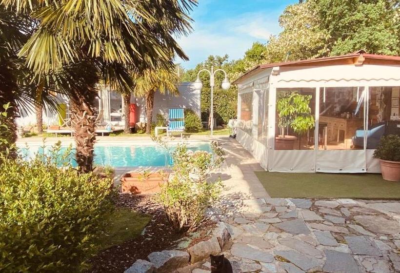 اتاق خانوادگی با چشم‌انداز استخر, B&b Villa Botto