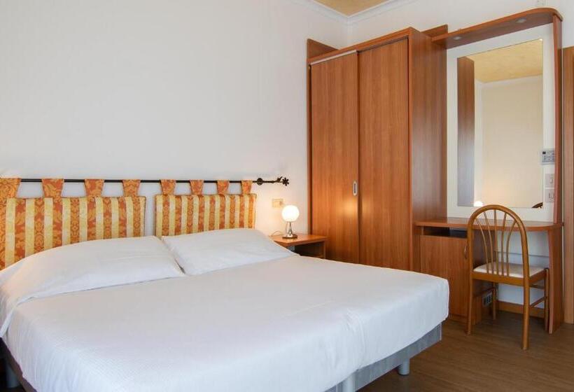 اتاق لوکس با چشم‌انداز دریا, Montecarlo 3 Stelle Superior