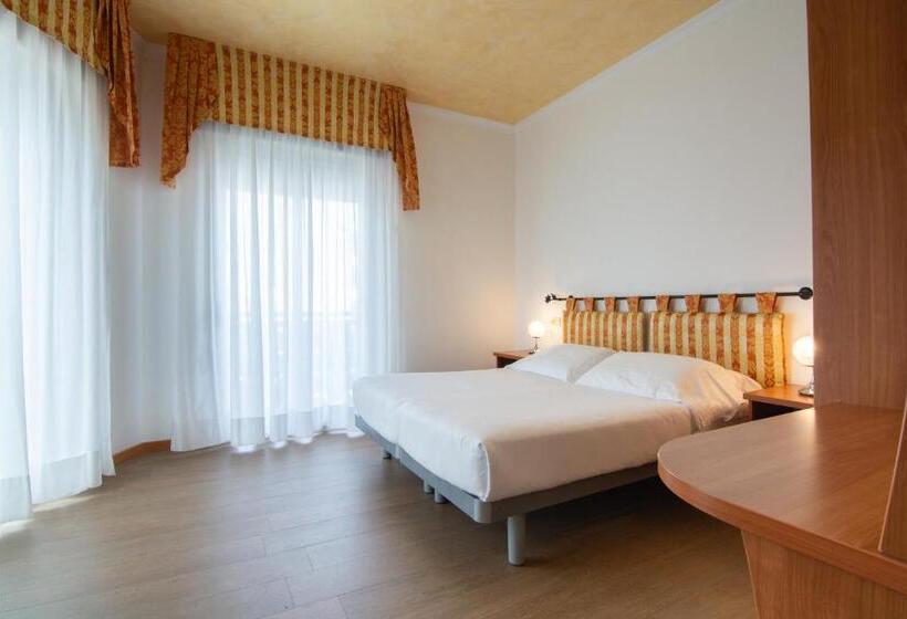 Номер Deluxe Вид на Море Боковой, Montecarlo 3 Stelle Superior