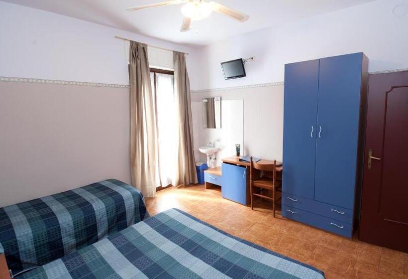 Стандартный внешний трехместный номер с ванной комнатой, Albergo Marsari