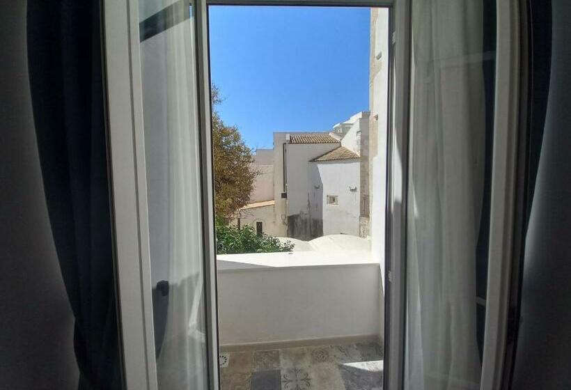 اتاق لوکس با چشم‌انداز دریا, Lanterne Magiche Ortigia Suites