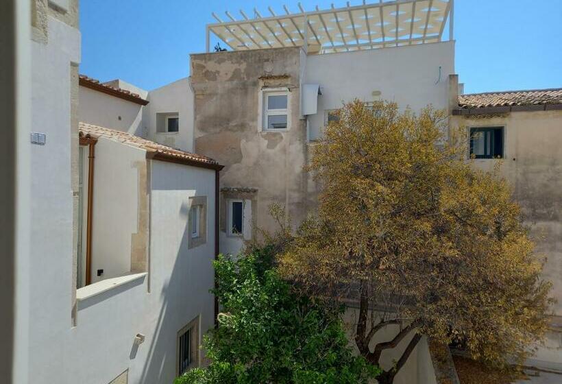 اتاق لوکس با بالکن, Lanterne Magiche Ortigia Suites