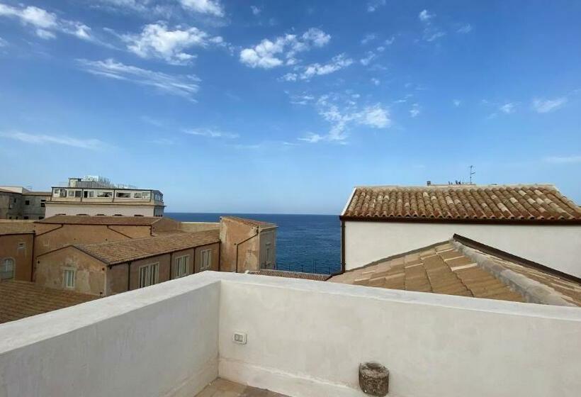 اتاق لوکس با چشم‌انداز دریا, Lanterne Magiche Ortigia Suites