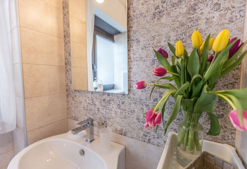 اتاق استاندارد سه نفره, Central City Rooms